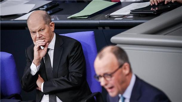 Ampel und Union: Verhärtete Fronten bei Firmen-Entlastungen Die wirtschaftspolitische Haltung von unter anderem Friedrich Merz (r) löst bei Bundeskanzler Olaf Scholz (l) „Irritation“ aus.
