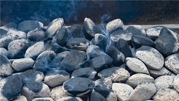 Familie erleidet Vergiftung nach Heiz-Versuch mit Grill Die Wohnung mit einem Holzkohle-Grill heizen? Eine gefährliche Idee - die einer Familie in Oberbayern fast zum Verhängnis geworden wäre. (Symbolbild)