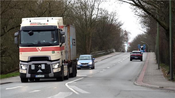 Die Wurster Straße muss im Bereich der Bahnbrücke saniert werden. Nach anfänglichem Druck soll es nun doch nicht so dringend sein.