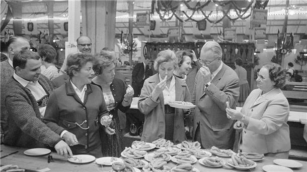 Wurstprüfungskommission tagt auf der Wiesn Die Wurstprüfungskommission auf dem Oktoberfest im Jahr 1973.