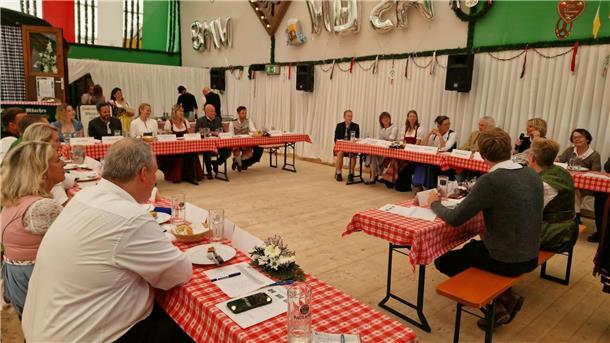 Wurstprüfungskommission tagt auf der Wiesn Die Wurstprüfungskommission prüft den Geschmack von Schweinswürsten.