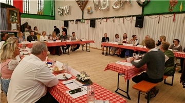 Die Wurstprüfungskommission prüft den Geschmack von Schweinswürsten.