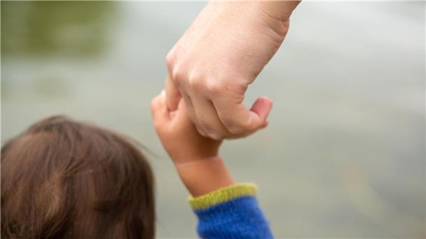 Zahl der Adoptionen geht weiter zurück Die Zahl der Adoptionen geht deutschlandweit zurück. (Symbolbild)