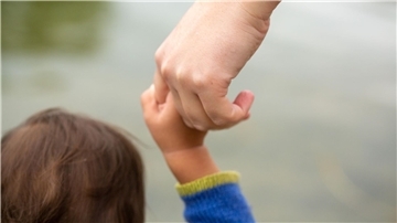 Die Zahl der Adoptionen geht deutschlandweit zurück. (Symbolbild)