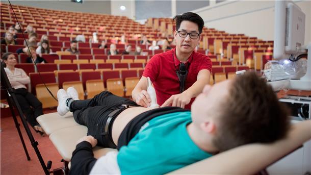 Dozent Dr. Philip Bintaro untersucht einen Probanden mit einem Ultraschallgerät in einer Vorlesung für Medizinstudenten an der Medizinischen Hochschule Hannover. 