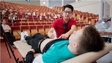 Dozent Dr. Philip Bintaro untersucht einen Probanden mit einem Ultraschallgerät in einer Vorlesung für Medizinstudenten an der Medizinischen Hochschule Hannover. 