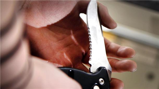 Zahl der Messerattacken ist in Bremerhaven gestiegen - Hilft ein Messerverbot? Klinge eines Klappmessers in einer Hand.