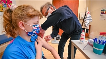 Die zehnjährige Michelle Hirsch lässt sich im Impfzentrum im Hanse Carré von Kinderarzt Dr. Reinhart Nollert gegen Corona impfen.