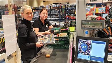Die Zeit ist knapp: Stellvertretende Verkaufsleiterin Nora Tietjens (links) und Mitarbeiterin Lena Mauritius räumen auch die Kassenzone im Edeka-Markt Holling in Langen leer.