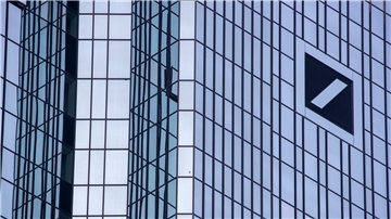 Die Zentrale der Deutschen Bank im Frankfurter Bankenviertel: Die Übertragung des Kundengeschäfts der Postbank auf die Computersysteme der Deutschen Bank hat nicht reibungslos funktioniert.