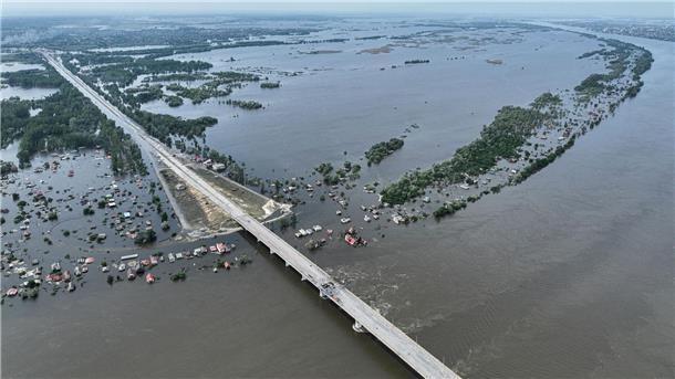 Der Dammbruch und die Folgen für den Krieg Die Zerstörung des Kachowka-Damms im Süden der Ukraine beeinträchtigt die Trinkwasserversorgung, die Lebensmittelversorgung und die Ökosysteme, die bis zum Schwarzen Meer reichen.