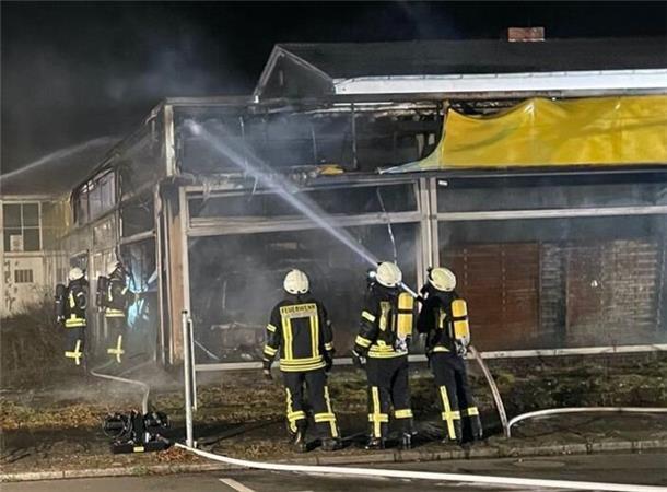 Die Zevener Feuerwehr bei der Bekämpfung des Brandes im Zevener Autohaus Jeschke an der Bremer Straße.