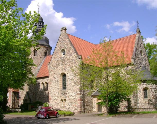 Pastor Michael Alex nimmt seinen Abschied von Zeven Käfer vor St.-Viti-Kirche