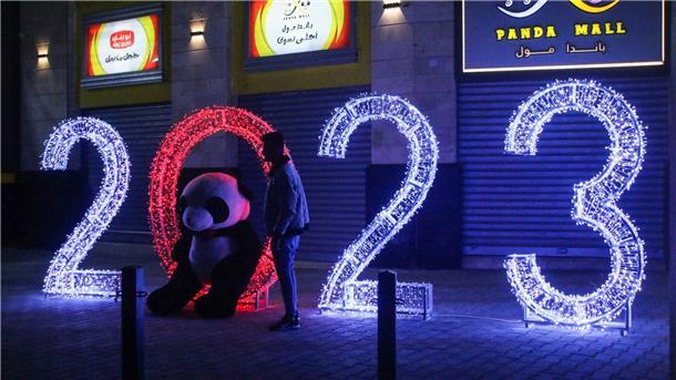 Die Ziffern des neuen Jahres 2023 vor der Panda Mall in Gaza.