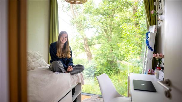 Die Zimmer sind klein, aber es gibt große Fenster.