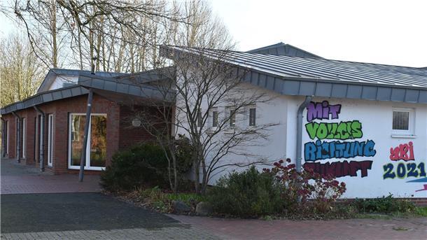 Zinzendorfschule bleibt auf Unterstützung von Kreis und Gemeinde angewiesen Bild des Gebäudes der Zinzendorfschule in Tossens