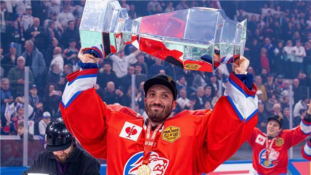 Ein Eishockeyspieler der ZSC Lions mit einem Pokal