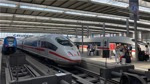 Erste Gleise freigegeben: Zugverkehr in München rollt wieder Die Züge im Münchner Hauptbahnhof stehen still.