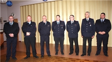 Die Zugführer und ihre Stellvertreter der Feuerwehr-Kreisbereitschaften kurz vor der Überreichung ihrer Ernennungsurkunden.