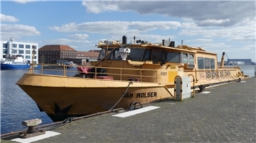 Ein Schiff liegt am Westkai im Fischereihafen