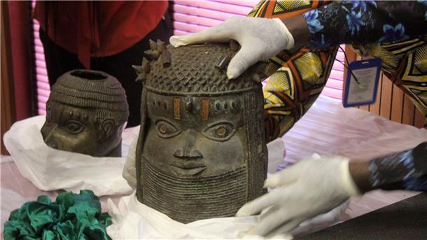 Baerbock und Roth übergeben Benin-Bronzen an Nigeria Die zurückgegebenen Benin-Bronzen werden bei der Übergabezeremonie ausgestellt.