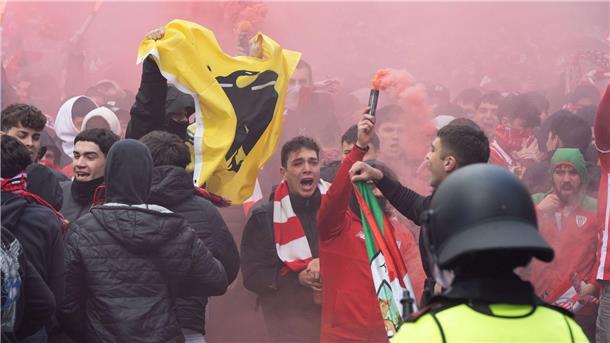 Die Zusammenstöße geschahen außerhalb des Stadions.