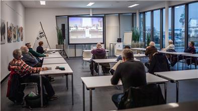 Die Zuschauer verfolgen die Debatte des Bauausschusses wegen der Corona-Schutzauflagen aus dem benachbarten Seefischkochstudio. Die Stadtverordneten wollen den Weg für digitale Sitzungen bereiten. Foto: Hartmann