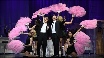 Die Zuschauer wollen Unterhaltung. Und das Musical „Catch me if you can“ mit Tobias Bieri und Andrew Irwin ist allerbeste Unterhaltung. Deswegen wird es in der kommenden Spielzeit wieder aufgenommen.