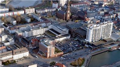 Die Zustimmung zum Kauf und Abriss des Ex-Karstadt-Hauses geben die Stadtverordneten nur hinter verschlossenen Türen.