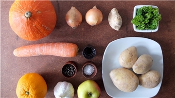 Die Zutaten für eine Kürbissuppe, die satt macht: Ein Hokkaidokürbis, eine große Möhre, vier mittelgroße Kartoffeln, ein Apfel, eine Zwiebel, eine Koblauchzehe, eine Orange, Salz, Pfeffer und etwas Zucker. Das Rezept gibt es ab 13 Uhr!