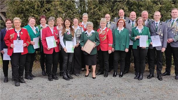 Mehrere aktive Schützen aus dem Schützenkreis Zeven haben sich zu einem Foto aufgestellt. Die zweite Bezirkspräsidentin Renate Viebrock (rechts) und der dritte Bezirkspräsident Sascha Denz (2. von rechts) sind dabei.