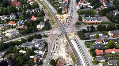 Luftaufnahme von einer Baustelle an den Bahngleisen.
