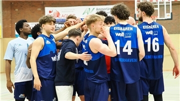 Eine Basketball-Mannschaft bildet einen Kreis und schwört sich ein. Die Regionalliga-Mannschaft der Eisbären Bremerhaven freut sich nach dem Aufstieg auf die neue Saison.