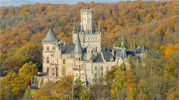 Die zweite Staffel der Teenie-Serie „Maxton Hall“ startet - und am Schloss Marienburg als Drehort wird mit deutlich mehr Besuchern gerechnet.