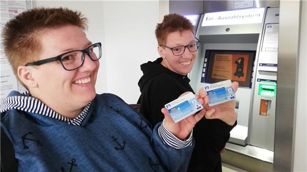 Katharina und Christine Middendorf am Geldautomaten