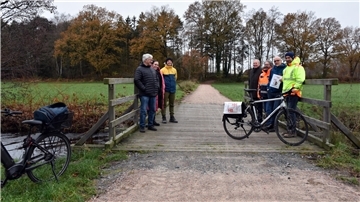 Diedrich Höyns, Bürgermeister der Gemeinde Sittensen, Bauamtsleiterin Katharina Freimuth, Ingo Krüger vom Planungsbüro Galla und Partner, Hermann Meyer, Bürgermeister der Gemeinde Klein Meckelsen, Jörg Schöning vom Bauamt der Samtgemeinde, Udo Fischer vom Touristikverband und Heiko Cordes von der Firma Rosenbrock bei der offiziellen Abnahme des sanierten Streckenabschnittes (von links).