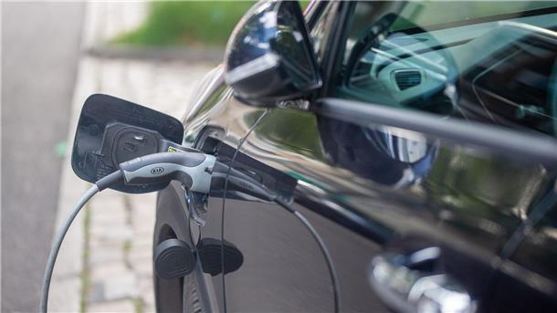 EU überprüft Chinas Staatshilfe für Elektroautos Die EU leitet eine Untersuchung wegen Chinas Unterstützung für Hersteller von Elektroautos ein.