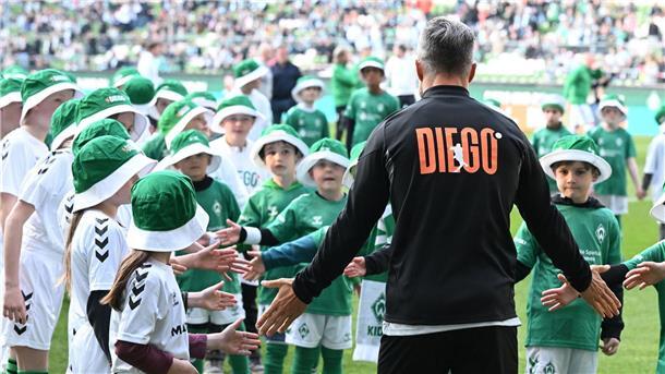 Großer Diego-Abschied: XXL-Puppe stellt 62-Meter-Tor nach Diego bei seinem Abschiedsspiel im Weserstadion.