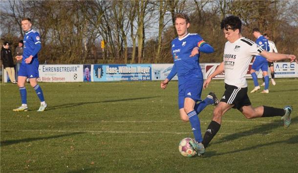 Diego Moreira und seine Mitspieler in der Ippenser Offensive müssen gegen den Landesligisten aus Etelsen hellwach sein, um sich gute Möglichkeiten zu erspielen.