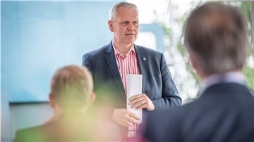 „Diejenigen in der Verantwortung müssen sich prüfen und anschließend die entsprechenden Konsequenzen ziehen“, fordert Minister Björn Thümler (CDU) mit Blick auf das schlechte Abschneiden seiner Partei bei der Bundestagswahl am vergangenen Sonntag.
