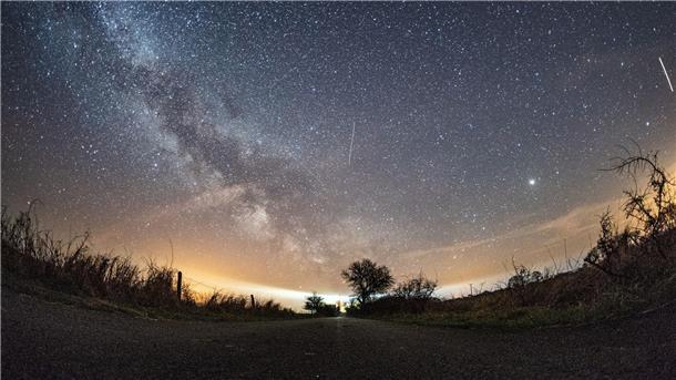 Die Nacht der Sternschnuppen steht bevor Die Meteoride der Lyriden tauchen mit einer Geschwindigkeit von rund 180.000 Kilometer pro Stunde in die Erdatmosphäre ein und verglühen (Archivbild).