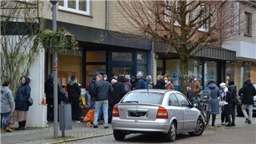 Schlange stehen vor der Tafel in Zeven