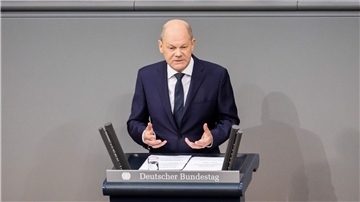 Die Regierung von Bundeskanzler Olaf Scholz (SPD) will Hindernisse für Abschiebungen abbauen. So soll beispielsweise Ausreisepflichtigen in Haft ihre Abschiebung nicht mehr angekündigt werden.