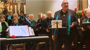 Dierk Smit am Notenpult dirigierte den Chor Absiliat, führte durchs Programm und trug Weihnachtliches vor.