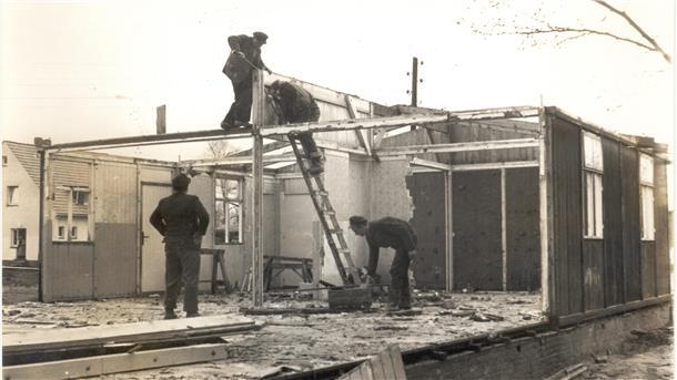 Bis in die 60er Jahre wohnen in der Wesermarsch Familien in Baracken Diese Aufnahme machte Fritz Frerichs im April 1960 vom Barackenabbruch in Strohausen.