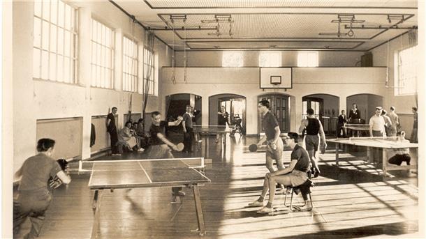 Diese Aufnahme vom Tischtennistraining in der Atenser Turnhalle entstand 1960.