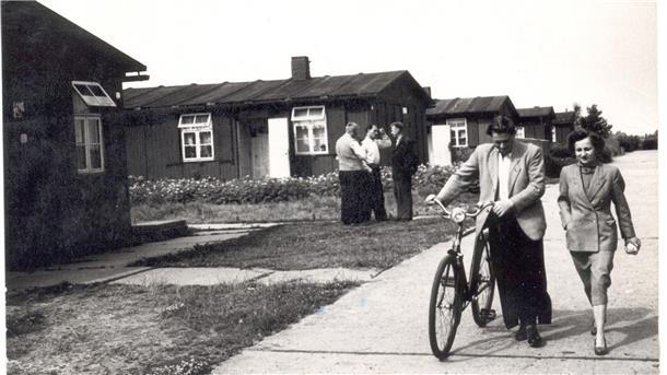 Bis in die 60er Jahre wohnen in der Wesermarsch Familien in Baracken Diese Baracken in Rodenkirchen hatten in den 1930er Jahren die Nationalsozialisten für den Reichsarbeitsdienst bauen lassen.