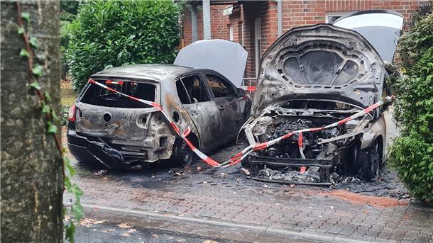Diese beiden Fahrzeuge brannten in der Nacht zu Montag in Scheeßel vollständig aus. Die Feuerwehren konnten ein Übergreifen der Flammen auf das Wohnhaus verhindern.