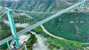 Diese Brücke in China ist neu und die höchste der Welt.