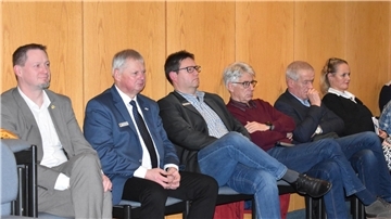 Diese Bürgermeister verfolgten mit großem Interesse die Kreistagsdebatte (von links): Sascha Stolorz (Ovelgönne), Hartmut Schierenstedt (Berne), Axel Linneweber (Butjadingen), Michael Kurz (Brake), Henning Kaars (Jade) und Christina Winkelmann (Lemwerder).